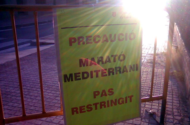 Valla situada en Gav Mar impidiendo el paso de vehculos por la celebracin de la Maratn del Mediterrneo (Octubre de 2009)